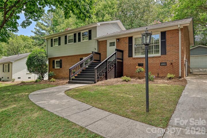 Property Photo: 2308 Knickerbocker Drive NC 28212