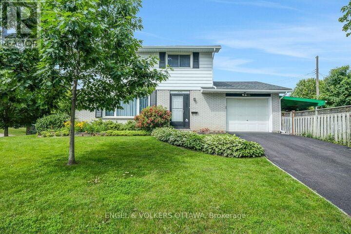 2695 Hickson Crescent South — photo 1