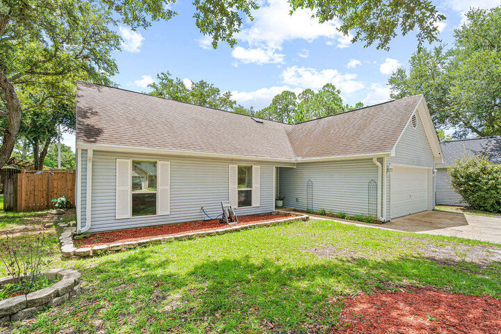 Property Photo:  1055 Emerald Lane  FL 32547 