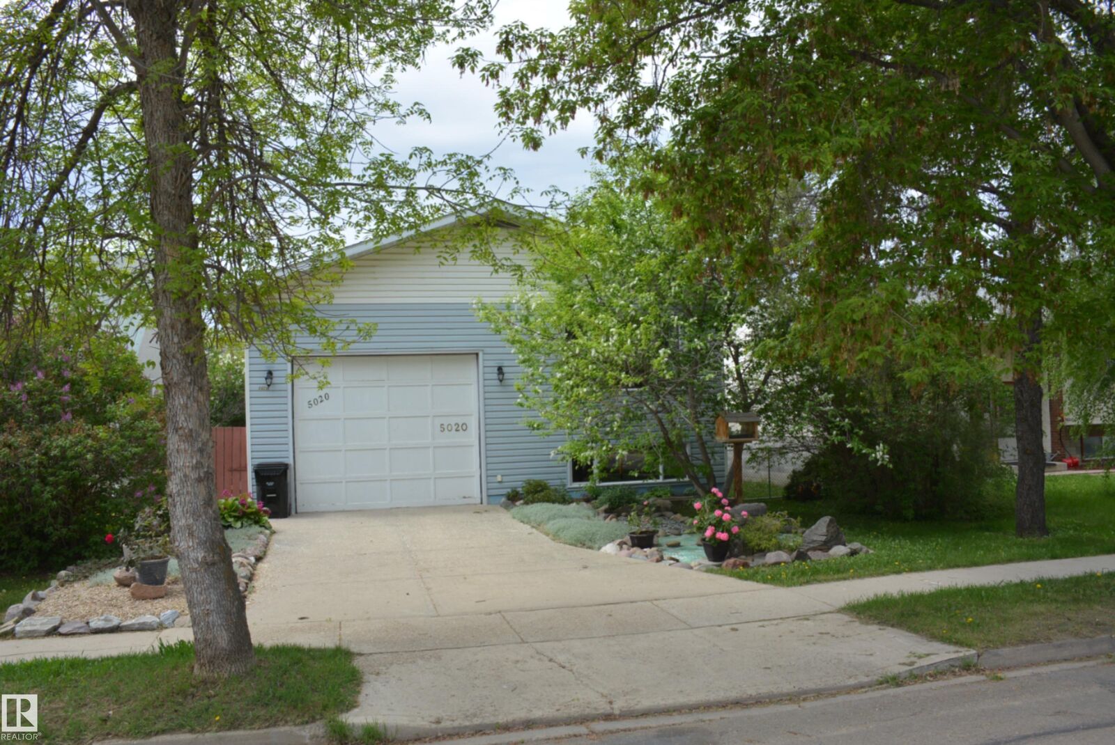 Property Photo:  5020 47 Street  AB T7N 1H5 