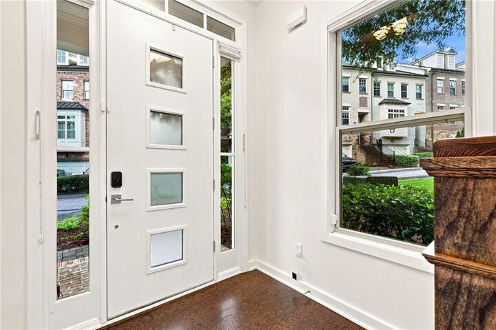 Property Photo:  826 Canterbury Overlook  GA 30324 