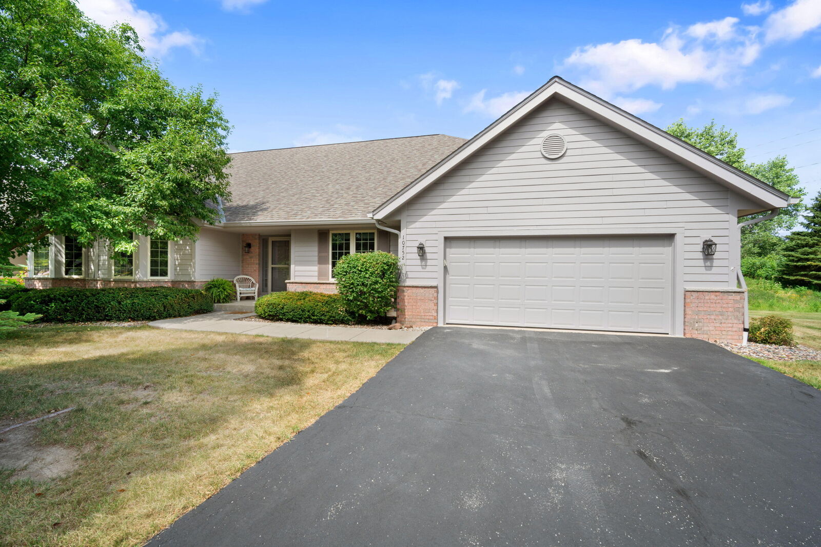 Property Photo: 10752 N Oxford Ct WI 53092