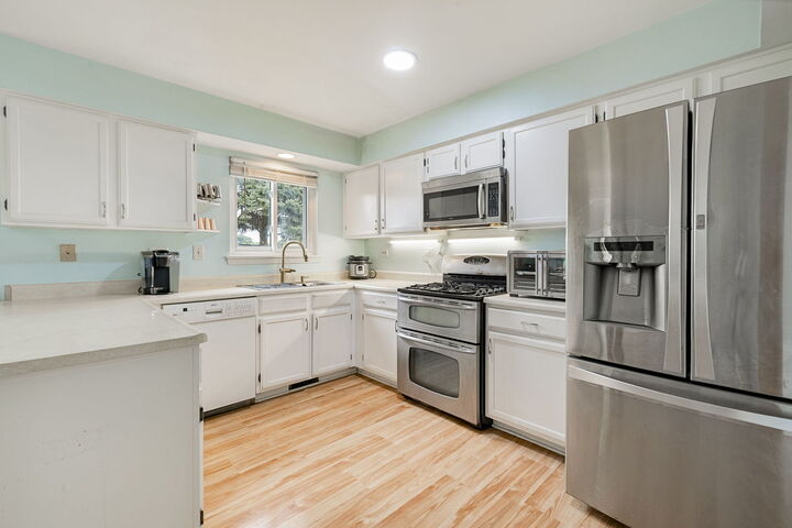 Property Photo: 1311 Trinity Drive IL 60188