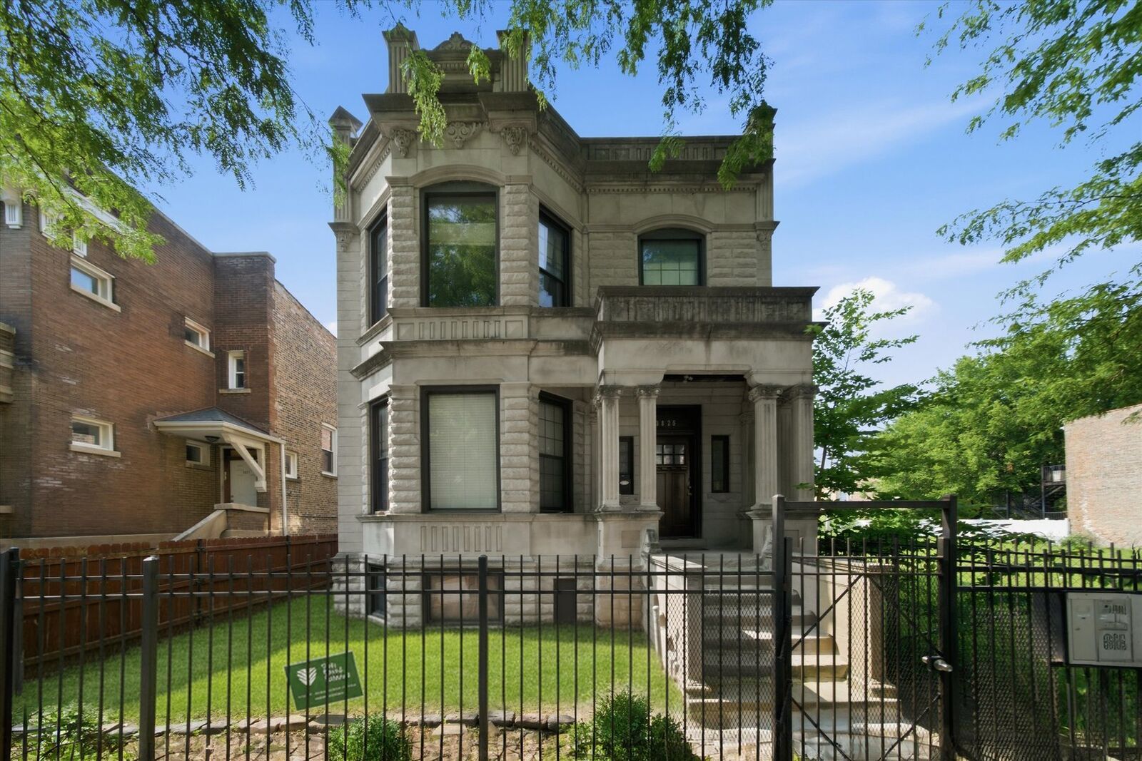 Property Photo:  3825 W Adams Street  IL 60624 