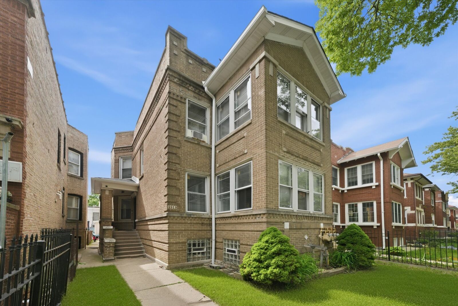Property Photo: 4918 N Monticello Avenue IL 60625