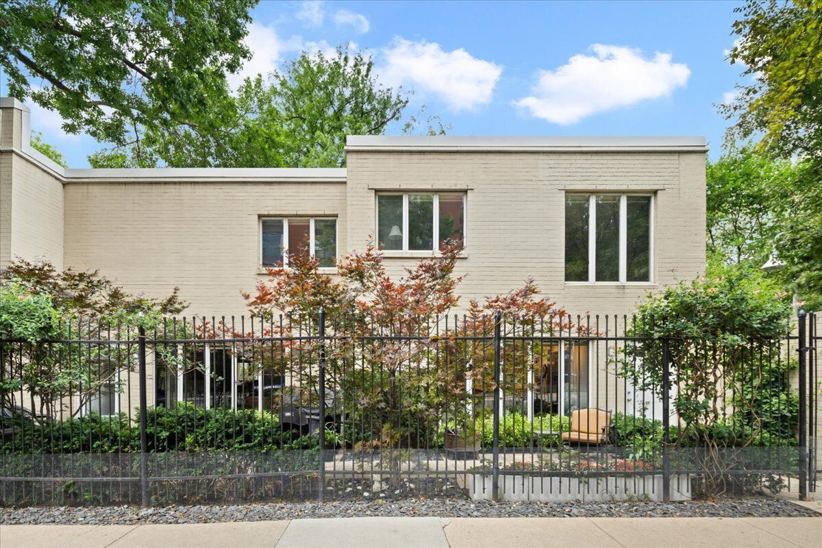 Property Photo:  945 S Park Terrace  IL 60605 