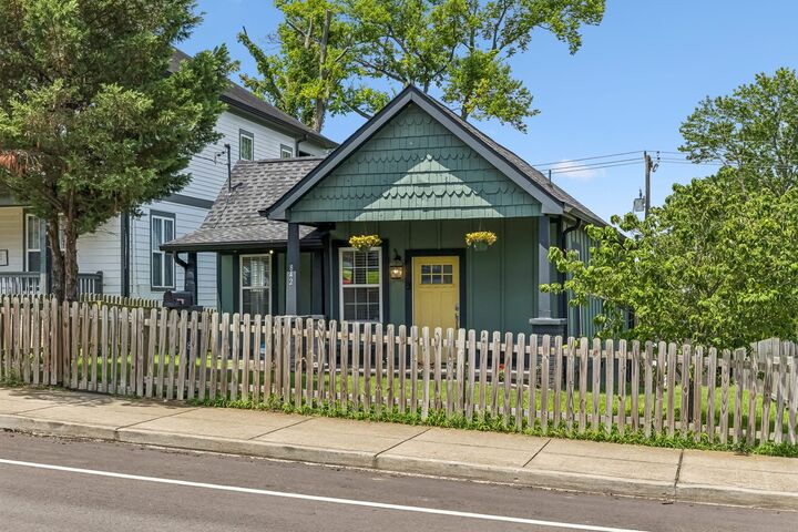 Property Photo: 842 N 2nd St TN 37207