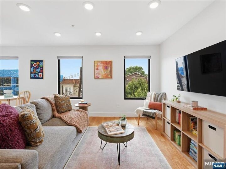 Property Photo:  22 Lincoln Street 3  NJ 07307 