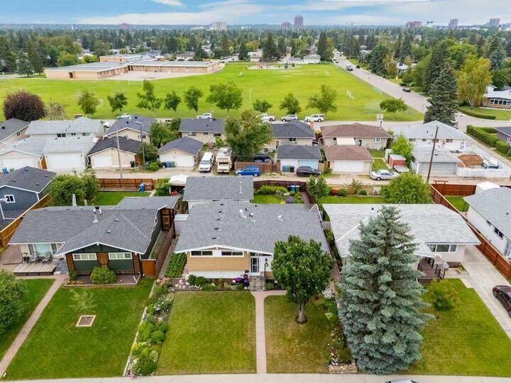 Property Photo:  9511 Academy Drive SE  AB T2J 1A6 