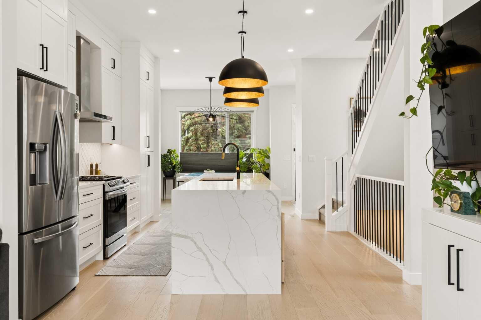 Property Photo:  258 17 Avenue NE  AB T2E 1L8 