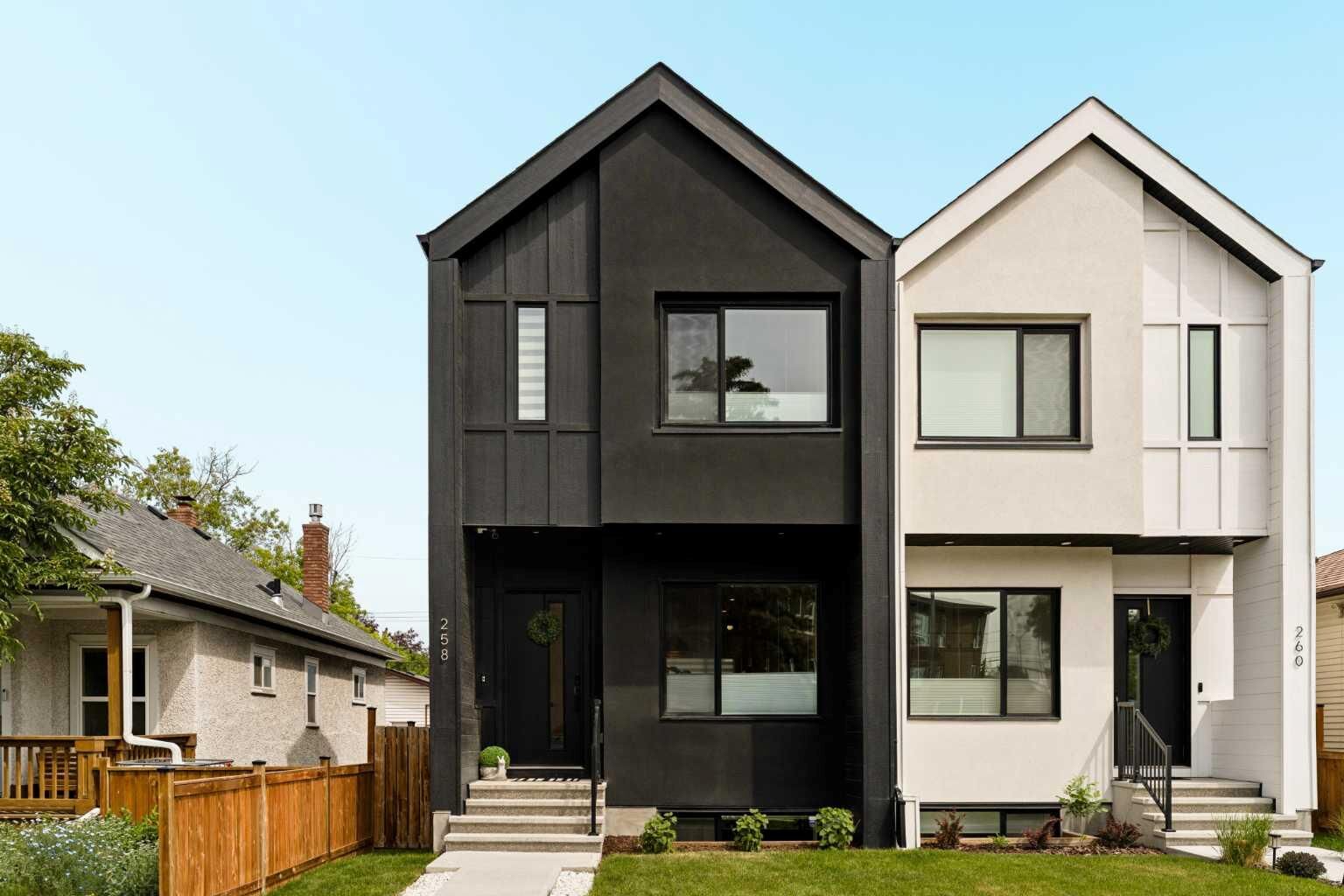 Property Photo:  258 17 Avenue NE  AB T2E 1L8 