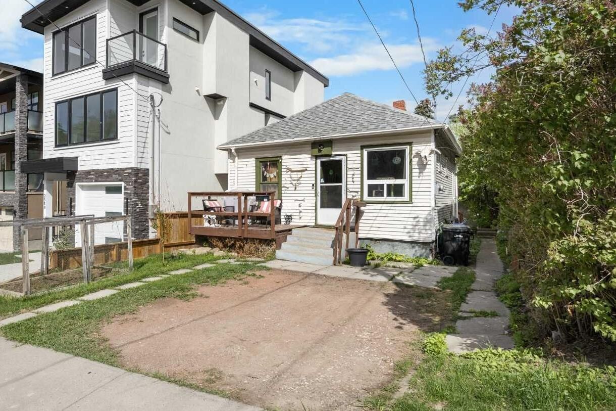 Property Photo: 2520 16B Street SW AB T2T 4L9
