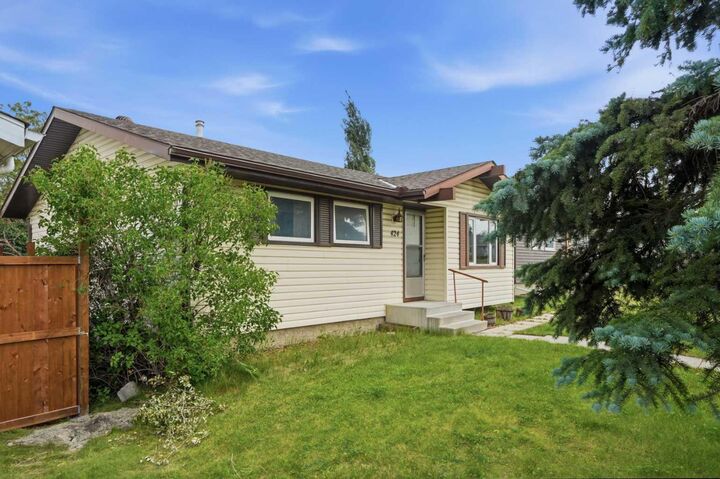 Property Photo:  424 Acacia Drive SE  AB T4B 1E9 