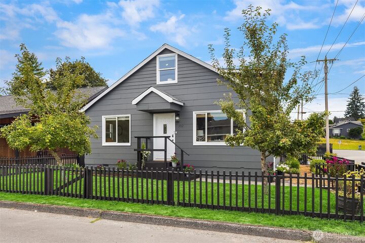 Property Photo: 302 E Gilman Avenue WA 98223