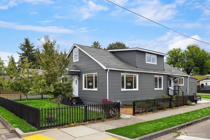 Property Photo:  302 E Gilman Avenue  WA 98223 
