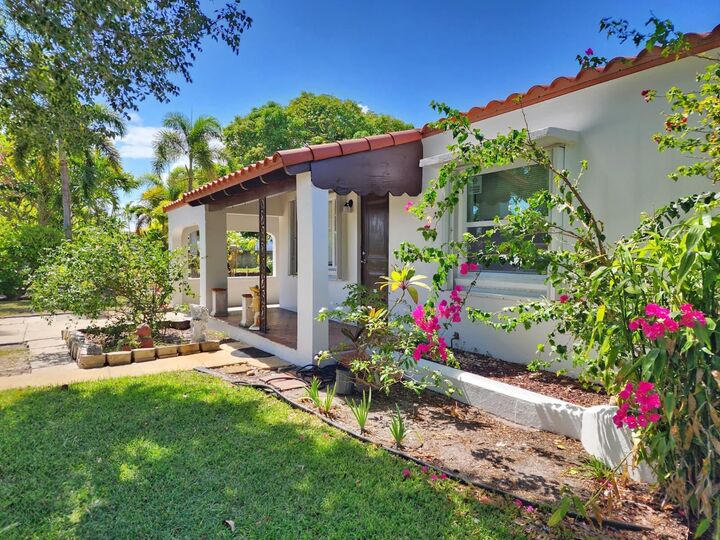 Property Photo: 617 NE 8th Avenue FL 33435