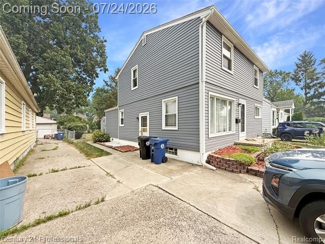 Property Photo:  18424 Glenmore  MI 48240 