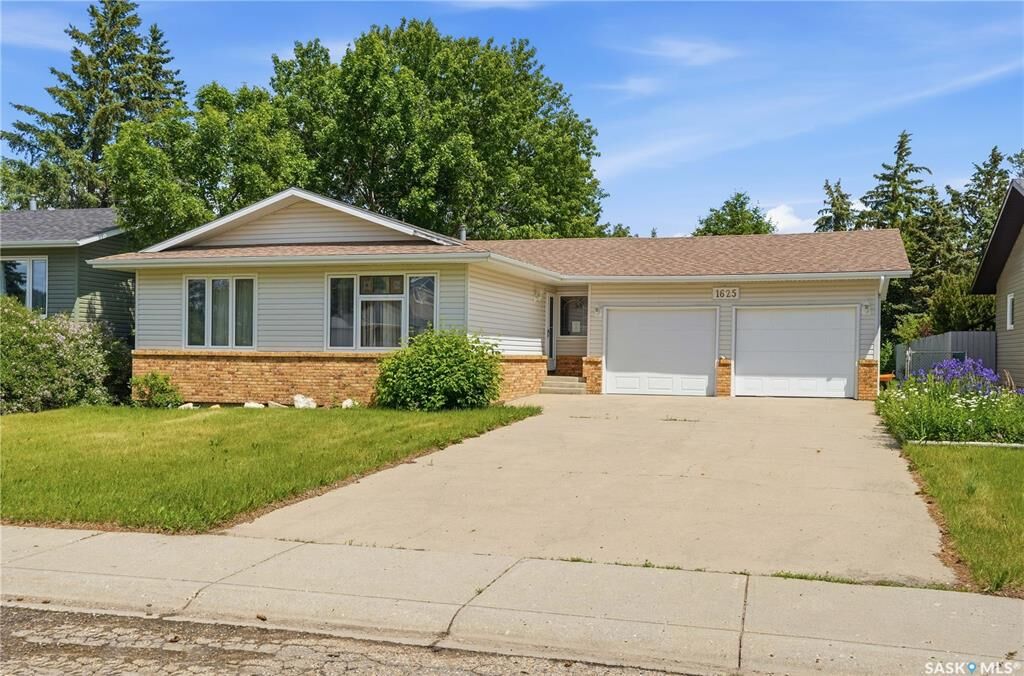 Property Photo: 1625 Admiral Crescent SK S6H 7N8