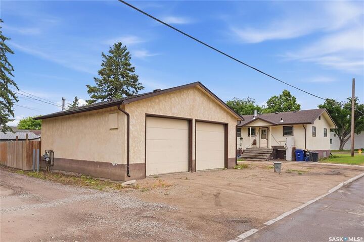 Property Photo:  1701 C Avenue N  SK S7L 1L6 