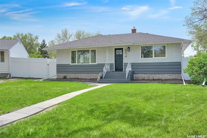 Property Photo:  654 Aberdeen Crescent  SK S4T 6A9 