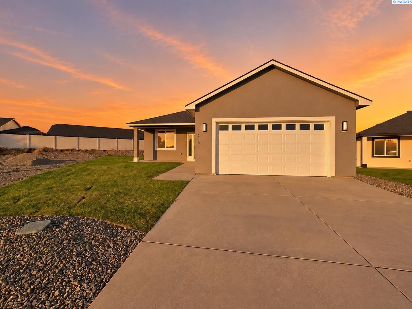 Property Photo: 2119 S Elm Pl WA 99337