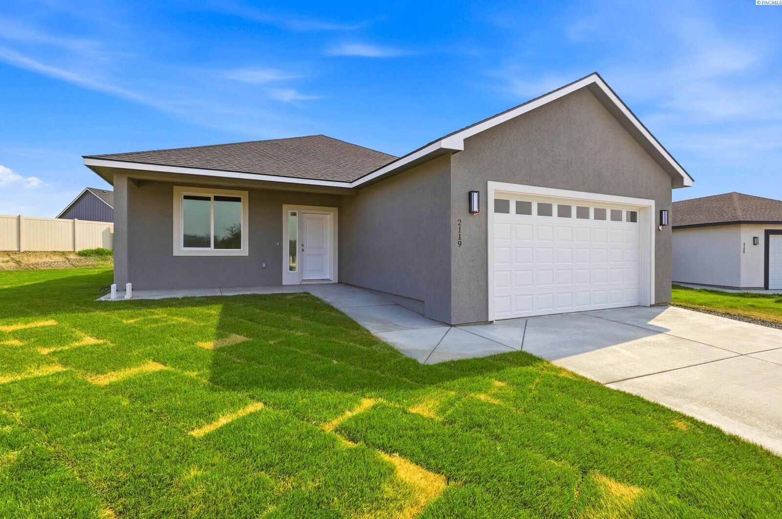 Property Photo:  2119 S Elm Pl  WA 99337 
