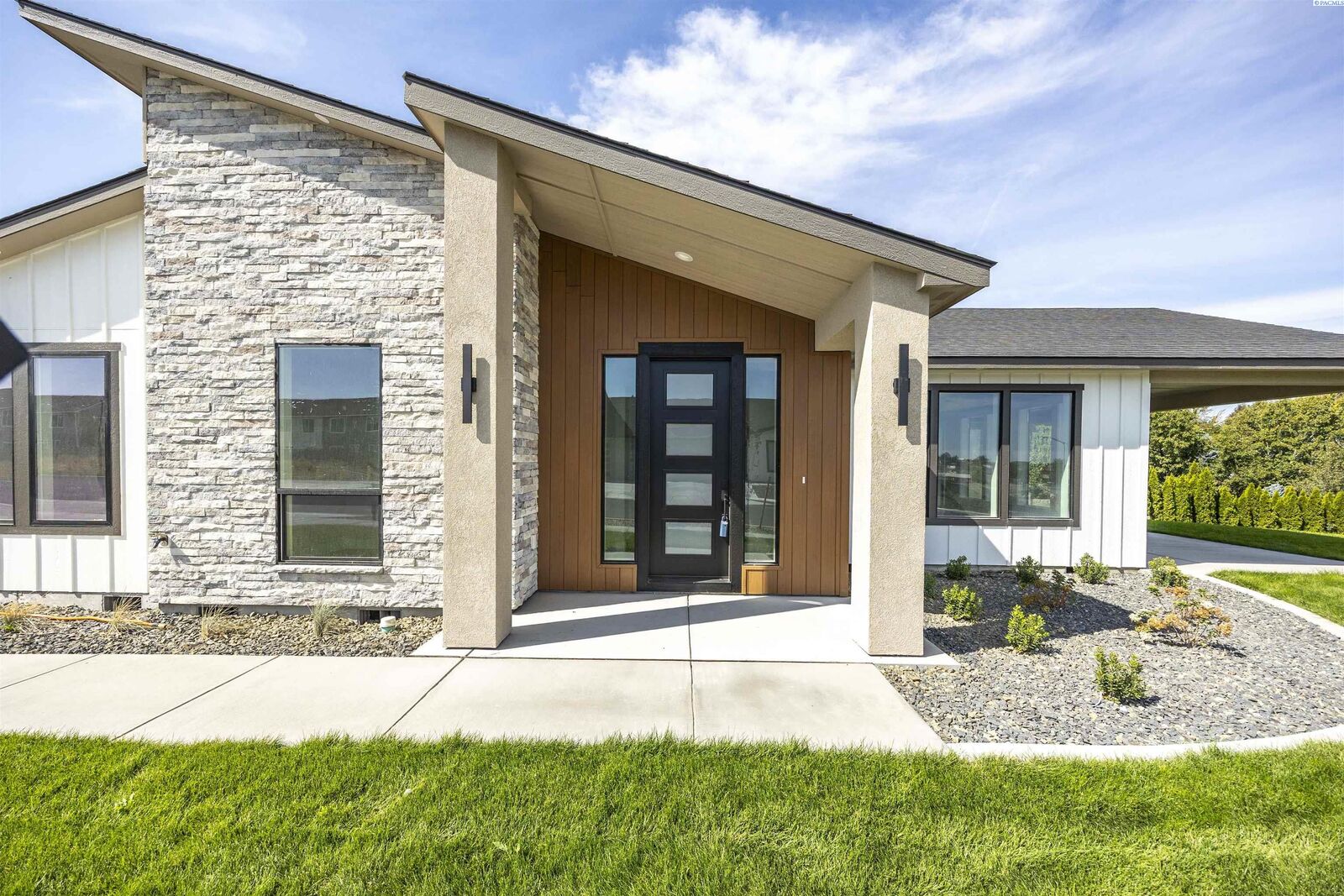 Property Photo:  2324 Lariat Lane  WA 99352 