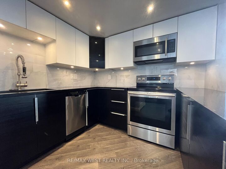 Property Photo:  300 Webb Drive 1007  ON L5B 3W3 