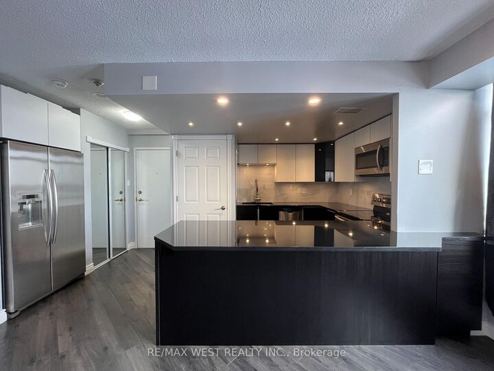 Property Photo: 300 Webb Drive 1007 ON L5B 3W3