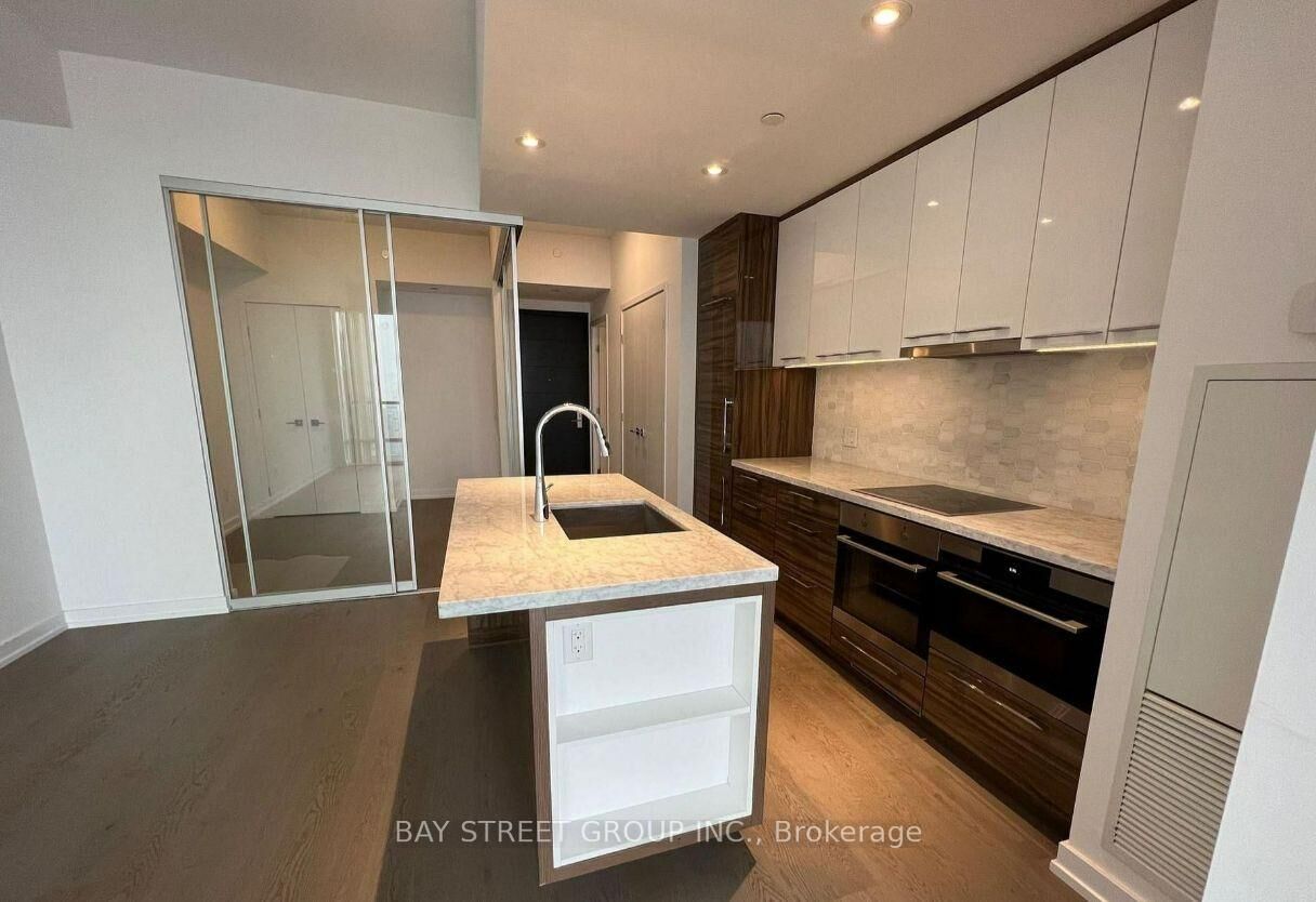 Property Photo: 488 University Avenue 4603 ON M5G 0C1