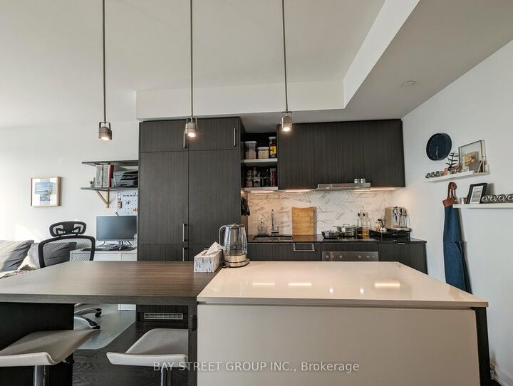 Property Photo: 100 Harbour Street 6103 ON M5J 0B5