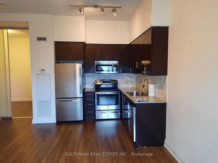 Property Photo:  7161 Yonge Street 817  ON L3T 0C8 