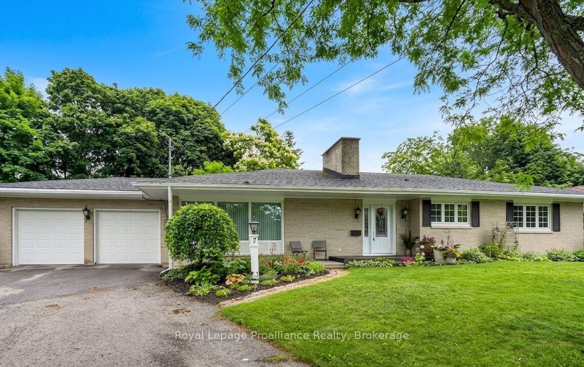 Property Photo: 7 Eastwood Park Drive ON K8N 1W3