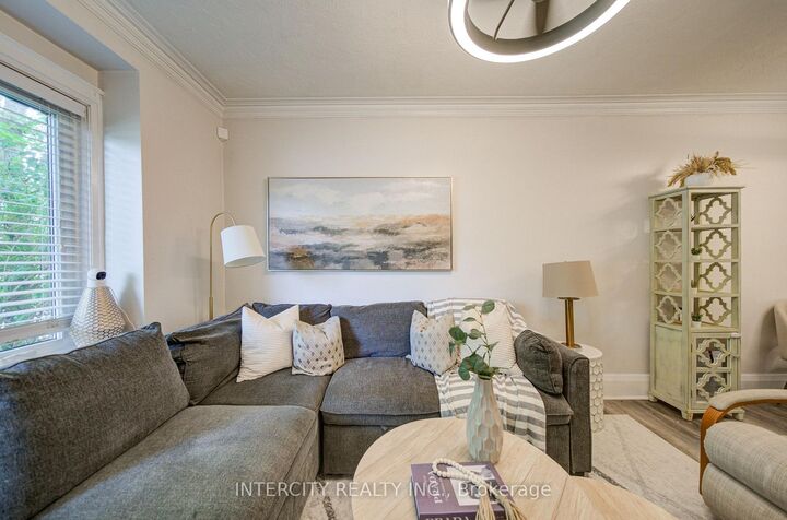 Property Photo:  256 Blantyre Avenue  ON M1N 2S1 