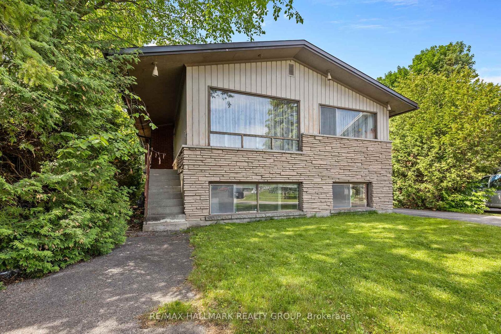 Property Photo:  492 Vernon Avenue  ON K1K 1A6 