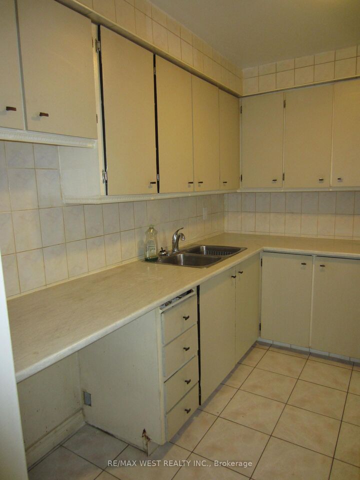 Photo de la propriété:  2965 Islington Avenue 8  ON M9L 2K8 