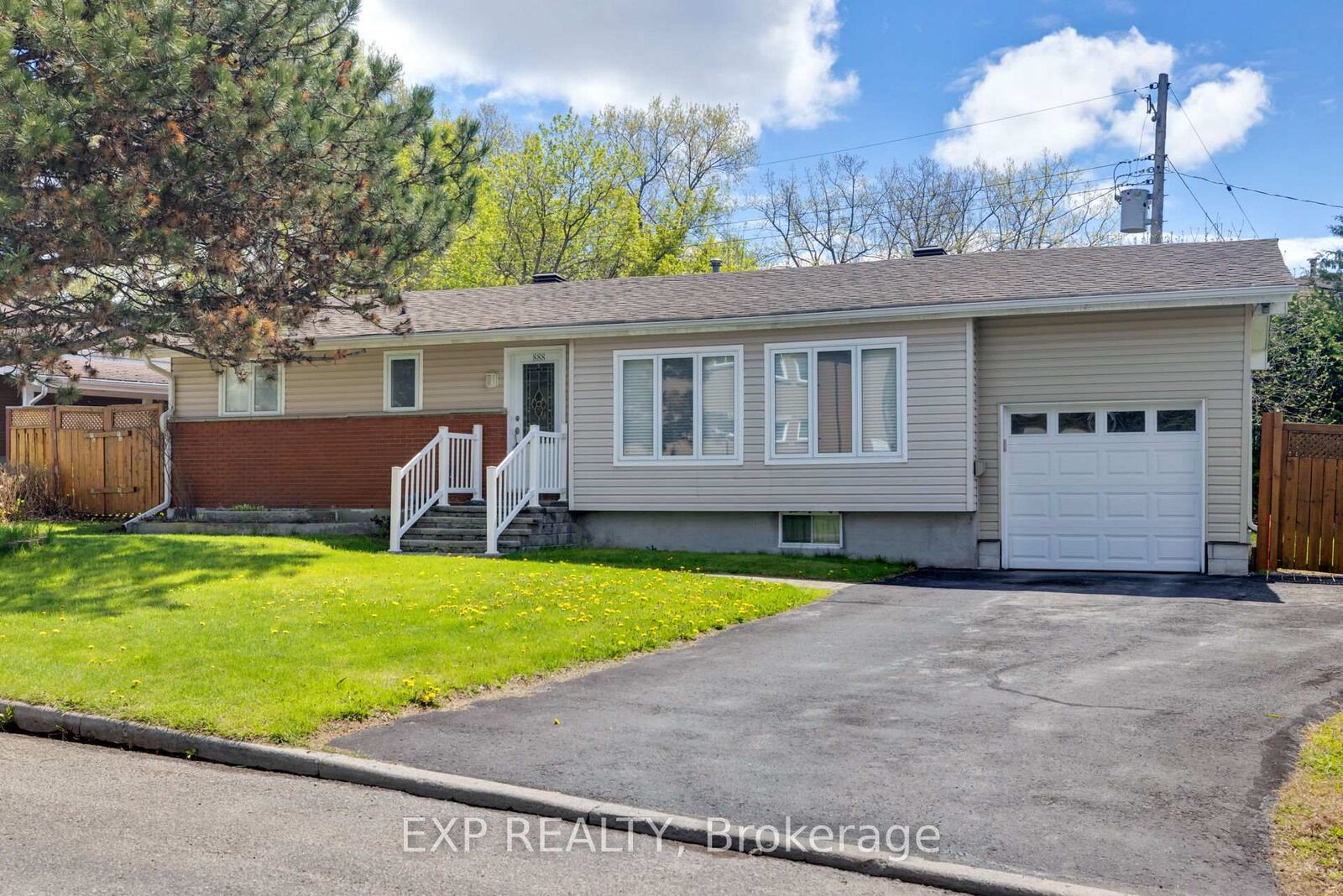 Property Photo: 888 Charleswood Avenue ON K1K 0W3