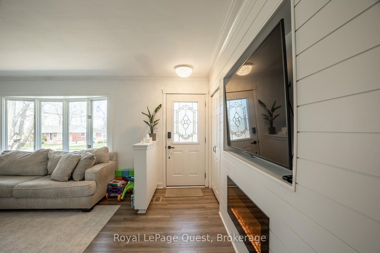 Property Photo:  113 North Street W  ON L3V 3S7 
