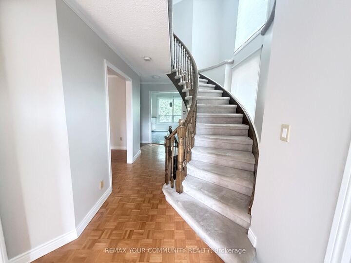 Photo de la propriété: 133 Stillwater Crescent ON M2R 3S3