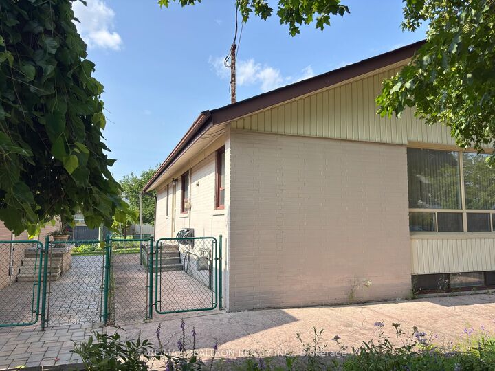 Property Photo:  7 Rockport Crescent  ON L4C 2L5 