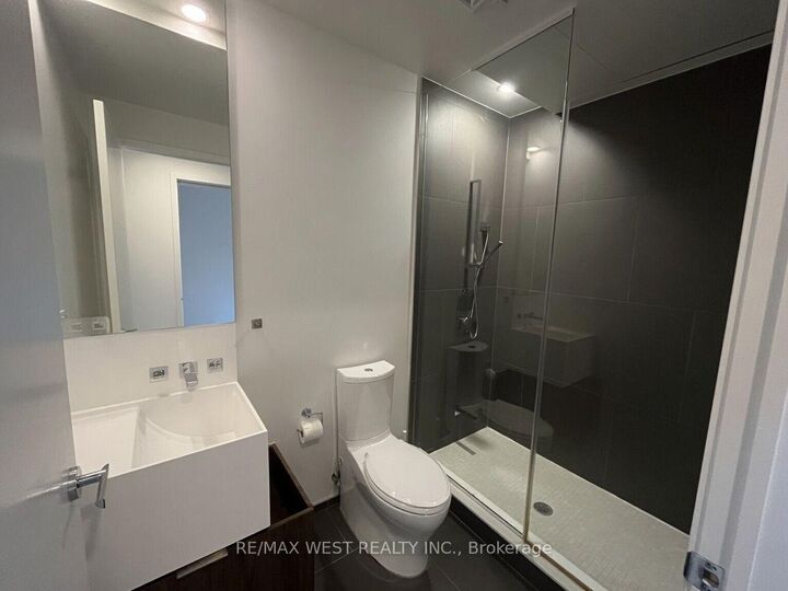Property Photo:  1 Bloor Street E 524  ON M4Y 2Z1 