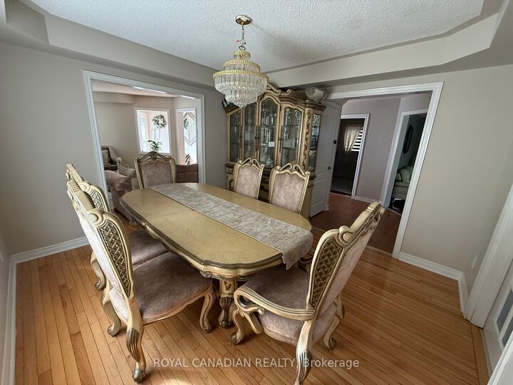 Property Photo: 42 Cobblestone Court ON L6R 2S2