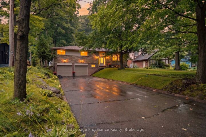 156 Pinehill Crescent — photo 1