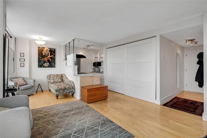 Property Photo:  647 Michigan St #1407  BC V8V 1S9 