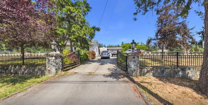 Property Photo:  446 Quayle Rd  BC V9E 2J7 