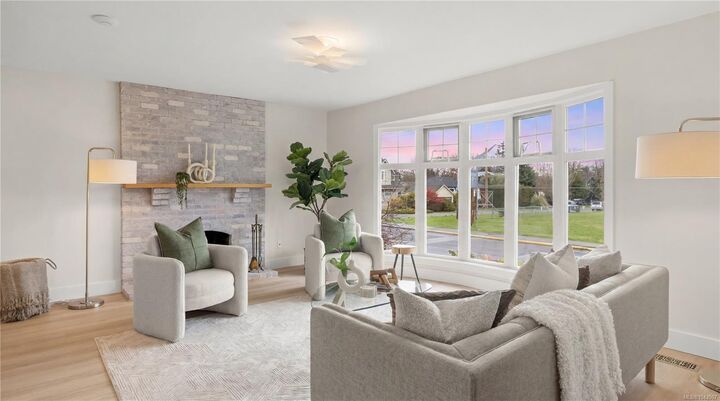 Property Photo: 916 Monterey Ave BC V8S 4V2