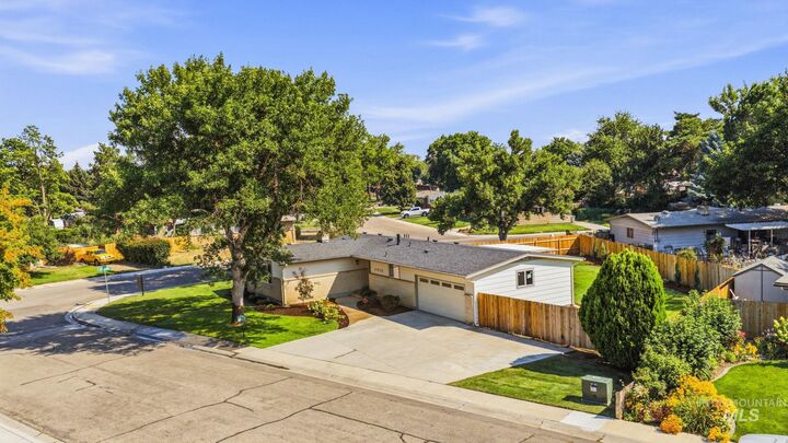 Property Photo:  4015 N. Bristol  ID 83704 