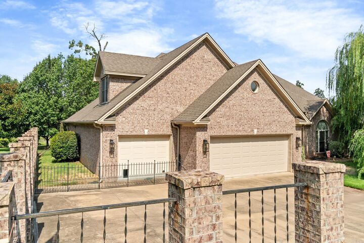Property Photo: 7225 E Worth Ave AR 72019