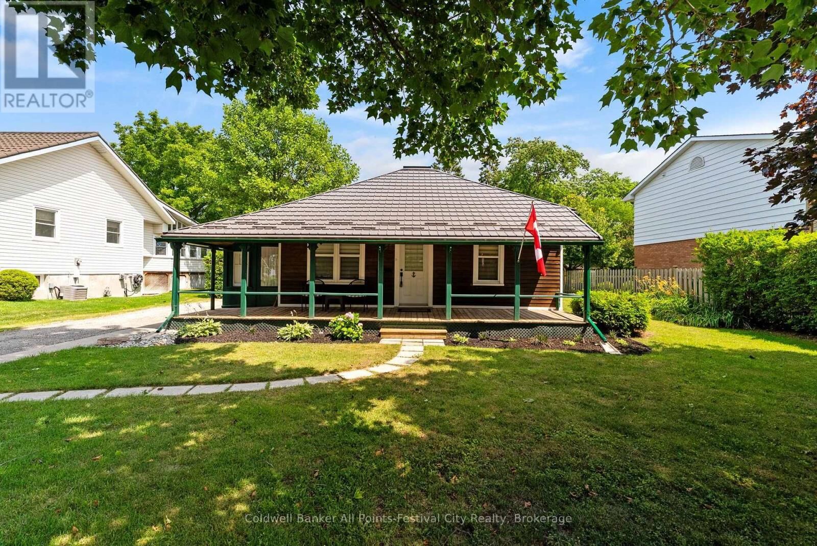 Property Photo:  135 Essex Street  ON N7A 2H8 
