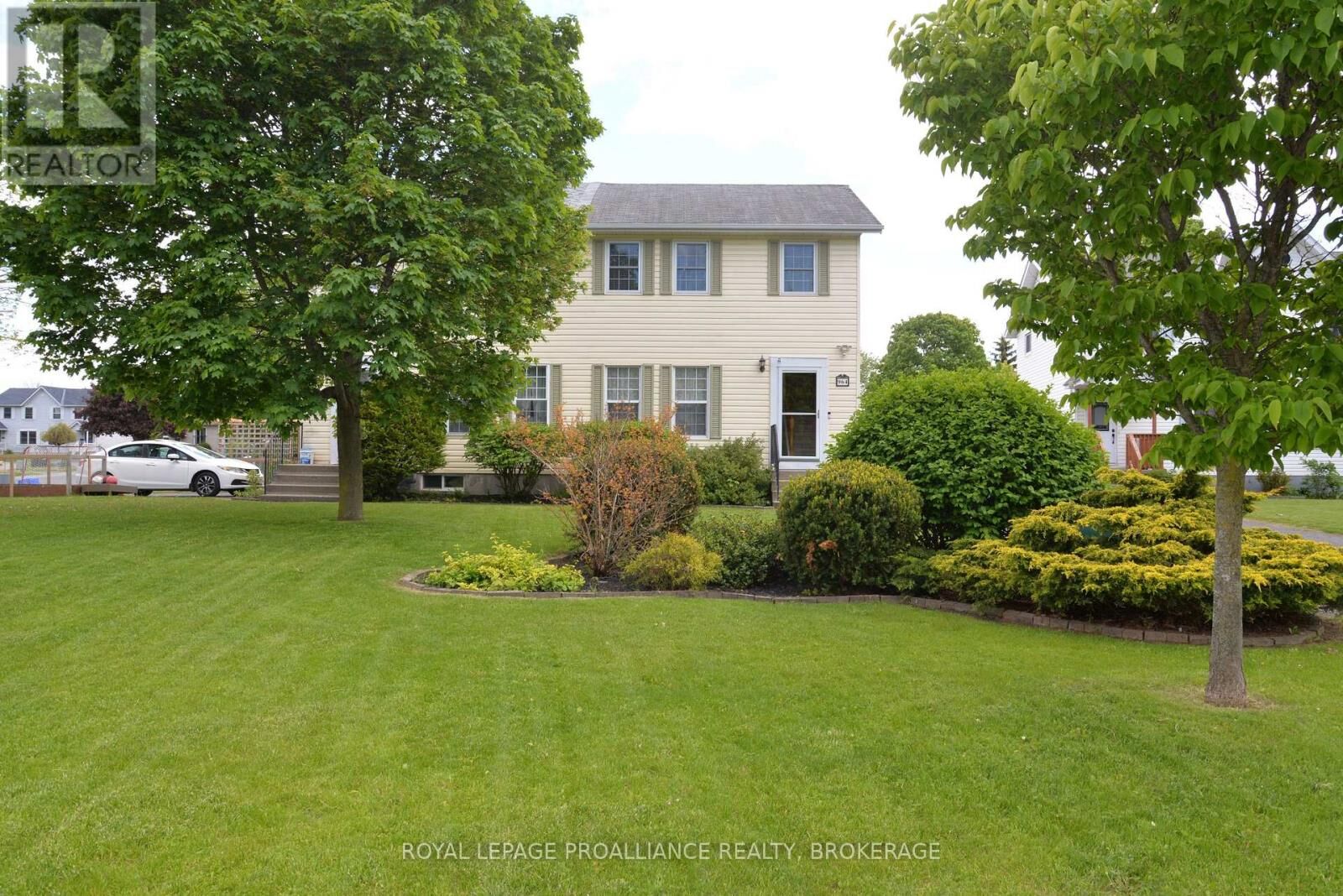Property Photo: 964 Uxbridge Crescent ON K7M 8K8